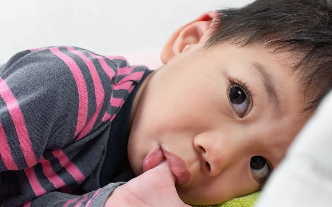 Les habitudes à éviter chez l’enfant (succion du pouce, biberon prolongé…)