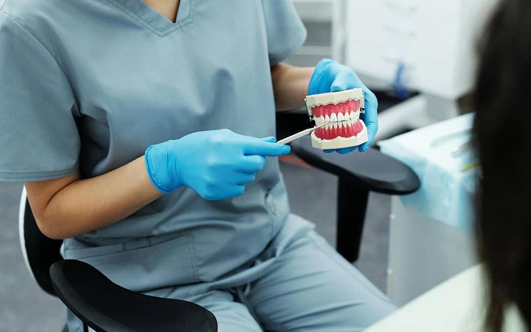 Prévenir les maladies des gencives : comprendre la parodontologie